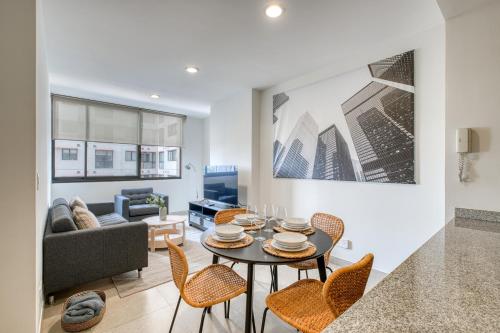 a living room with a table and chairs at Polanco Boutique Living - Junto a Embajada USA in Mexico City