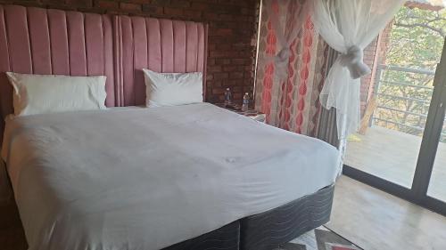 Una cama o camas en una habitación de iroCK Lodge