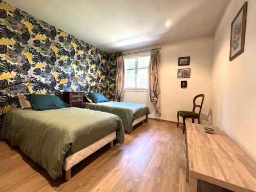 une chambre avec deux lits et une table et une fenêtre dans l'établissement FURIANI Appartement avec Piscine dans Villa, à Furiani