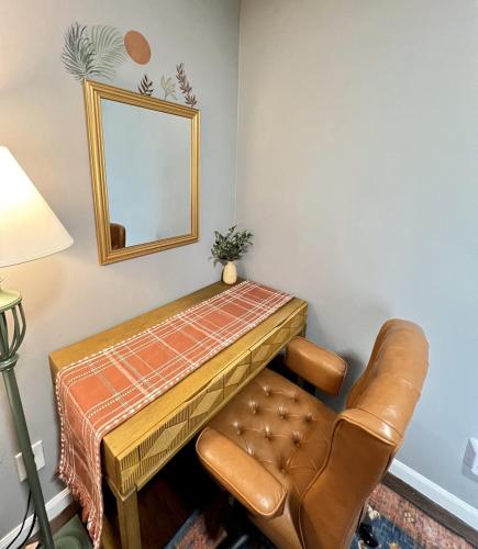 Posezení v ubytování 3 Bedroom - Boho By the Star - Cozy Home Close to Downtown Roanoke