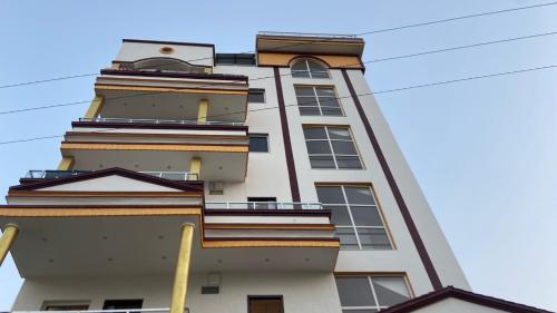 El edificio en el que está el hotel
