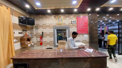 Una televisión o centro de entretenimiento en Somnath Dham By YatriMap