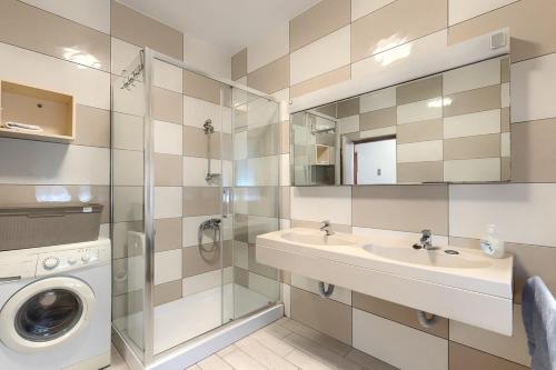 łazienka z umywalką i pralką w obiekcie Apartments Erla w mieście Banjole