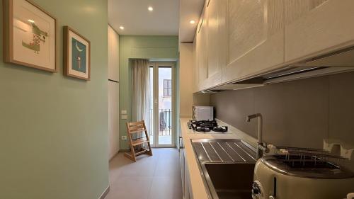 Elegant Roman Escape Walk to the Colosseum