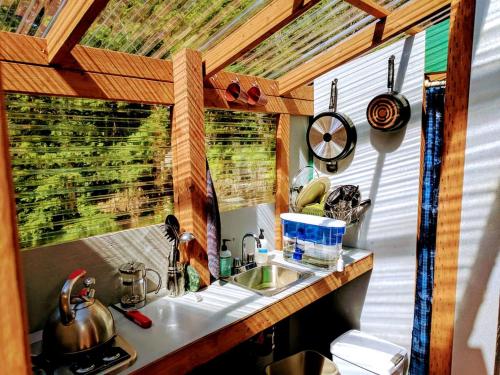 une cuisine avec un évier et une fenêtre dans l'établissement Original Yurt with Complimentary Sea Kayaks for a Unique Getaway in Seward, Alaska, à Seward