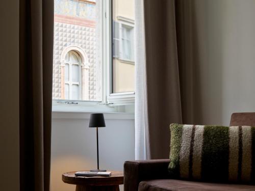 a living room with a couch and a window at Residenza Manci 44 by Hotel America in Trento