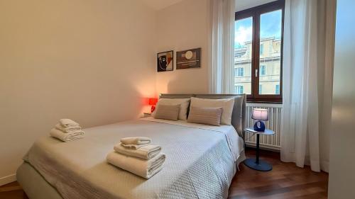 Elegant Roman Escape Walk to the Colosseum