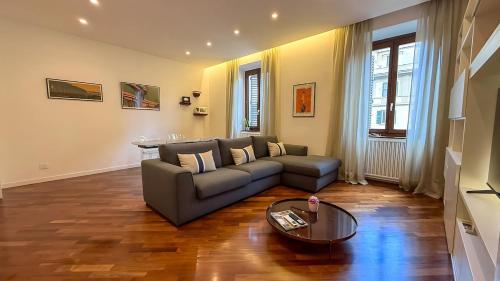 Elegant Roman Escape Walk to the Colosseum