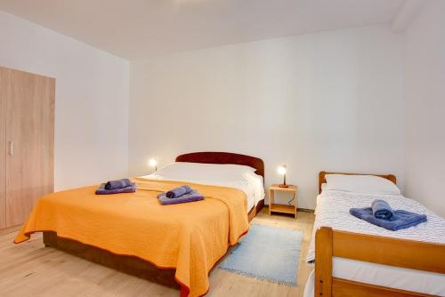 ein Schlafzimmer mit zwei Betten mit Handtüchern darauf in der Unterkunft Apartments Aldo in Banjole