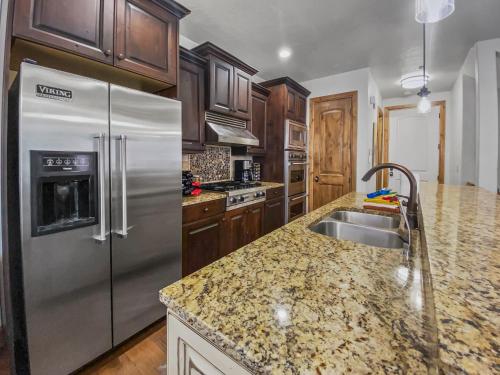 Η κουζίνα ή μικρή κουζίνα στο 1271 Mountain Getaway at Jordanelle! by SkyRun Park City