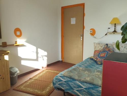 - une petite chambre avec un lit et une porte dans l'établissement Chambre ensoleillée au calme, à Lasalle