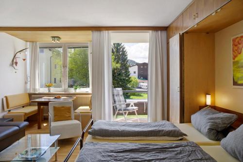 Una habitación con dos camas y una sala de estar. en Suite Harmony, en Seefeld in Tirol