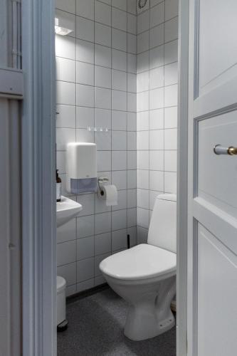 a bathroom with a toilet and a sink at Heartbreak Hotel in Nedre Heidal