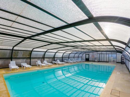 une grande piscine avec dans l'établissement Les terrasses de Pentrez - 11, à Saint-Nic