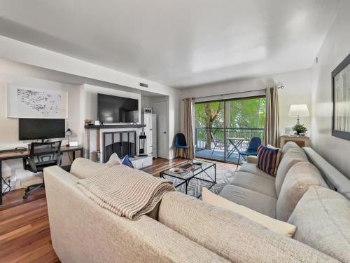 ein Wohnzimmer mit Sofa und Fernseher in der Unterkunft 129 Park Station Escape! Cozy Condo with Pool Hot Tub! Walking Distance to Main Street Town Lift! by SkyRun Park City in Park City