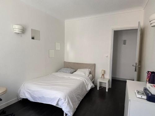 a white bedroom with a bed and a desk at App centre-ville près du château, grand appartement in Caen