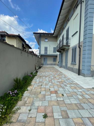 a courtyard of a house with a brick sidewalk at airport apartments camera narciso in San Maurizio Canavese