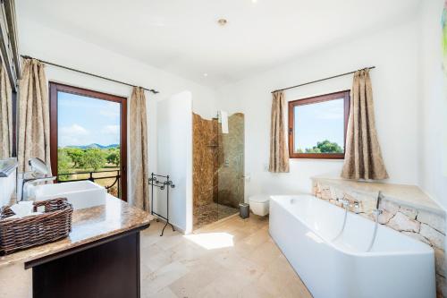 une salle de bain avec une grande baignoire et un lavabo dans l'établissement Casa Fortuna, à Manacor