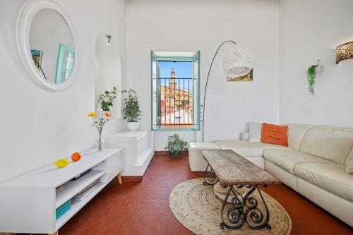 un salon avec un canapé et une table dans l'établissement 3 Pièces avec Vue sur le Bastion, à Menton