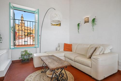un salon avec un canapé et une table dans l'établissement 3 Pièces avec Vue sur le Bastion, à Menton