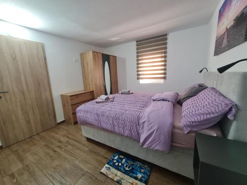 Ένα ή περισσότερα κρεβάτια σε δωμάτιο στο Apartmani Jadro