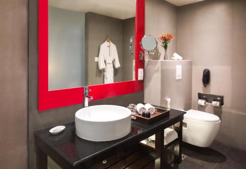 Ένα μπάνιο στο Hard Rock Hotel Goa Calangute