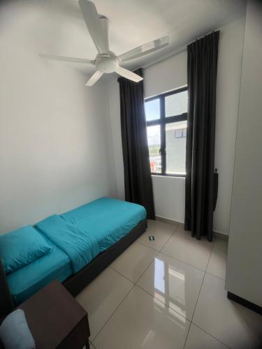 Postel nebo postele na pokoji v ubytování The Azumi Residence-3R2B Desaru