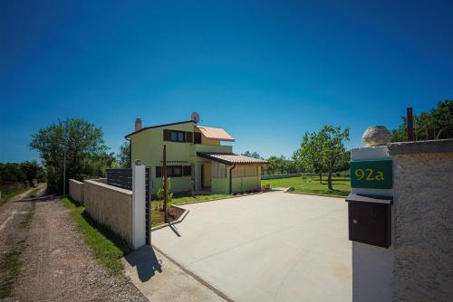 a house with a sign that says in front of it at Casa Sandi in Pula