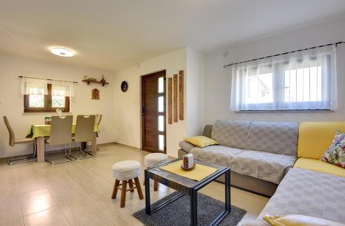 a living room with a couch and a table at Casa Sandi in Pula