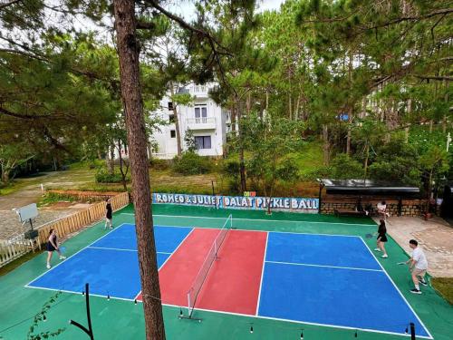 Tenis a/nebo squash v ubytování Romeo & Juliet's Hồ Tuyền Lâm Dalat nebo okolí