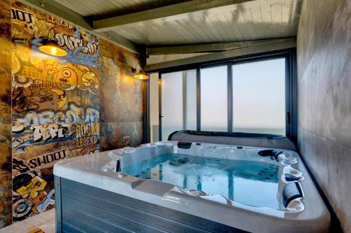 un bagno con vasca e graffiti sul muro di Villa Pieron a Barban