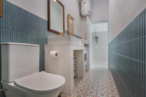 baño con aseo y pared azul en Casa Penchita, en Santa Cruz de Tenerife
