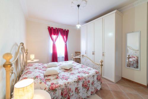 Un dormitorio con una cama con una colcha floral. en Mricky House, en Cabras