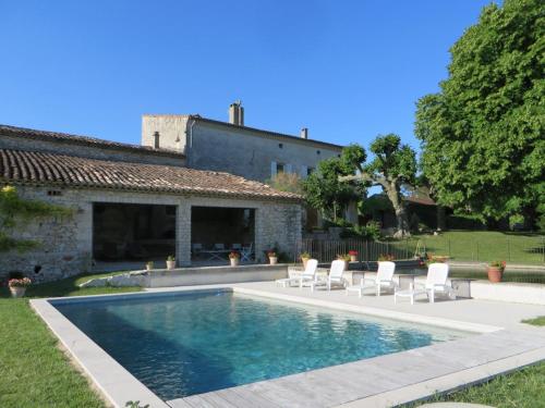 Gites le Fabras, espace de verdure, piscine collective et jeux