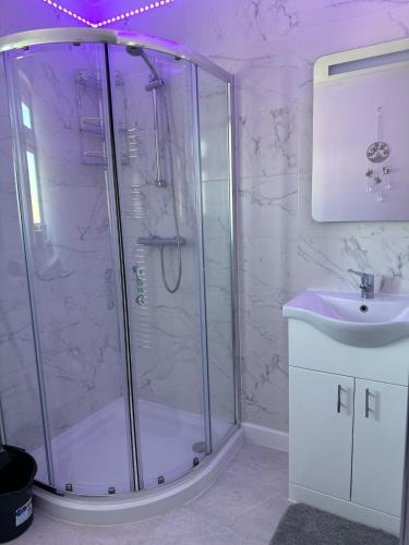a bathroom with a shower and a sink at Stylish 2 Bedroom Flat Slough in Slough