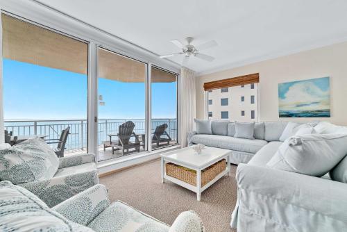 un soggiorno con divani e vista sull'oceano di Indigo Unit 1406e a Pensacola