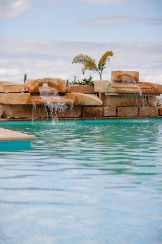 a swimming pool with a water fountain at Oasis Barichara in Barichara