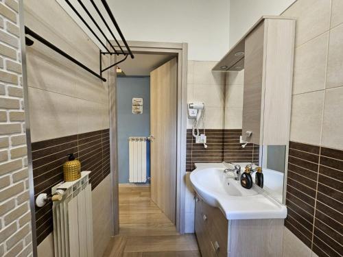 łazienka z umywalką i lustrem w obiekcie Be Your Home - Captain's Lodge w mieście Civitavecchia