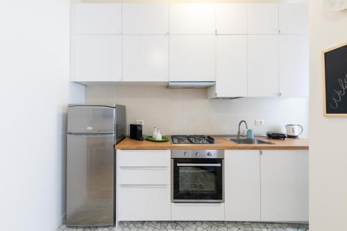 Metro M3 - 10 min Duomo - Cozy Apt W Balcony and AC