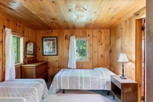 Ένα ή περισσότερα κρεβάτια σε δωμάτιο στο Charming Cabin in the Trees for a Getaway near Hanover, New Hampshire