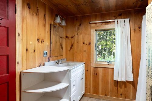 Ένα μπάνιο στο Charming Cabin in the Trees for a Getaway near Hanover, New Hampshire