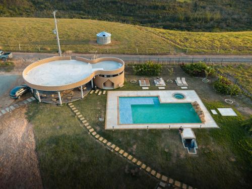 an overhead view of a swimming pool in a yard at Oasis Barichara in Barichara