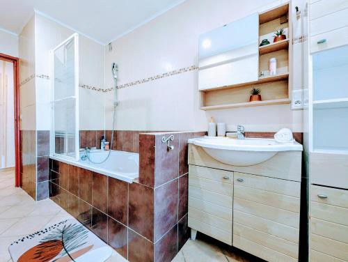 O baie la Chic and spacious appartment with balcony