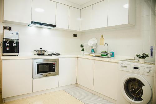 Η κουζίνα ή μικρή κουζίνα στο Loft Suite Seaview 2BR JB CIQ 7Pax