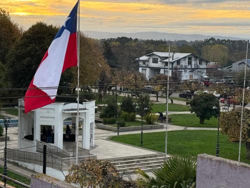 a flag is flying in front of a building at Departamento Plaza Río Bueno in Río Bueno