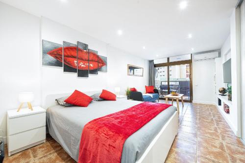Un dormitorio con una cama grande con almohadas rojas. en Twilight Dreams Playa Del Ingles FKK friendly, en Maspalomas