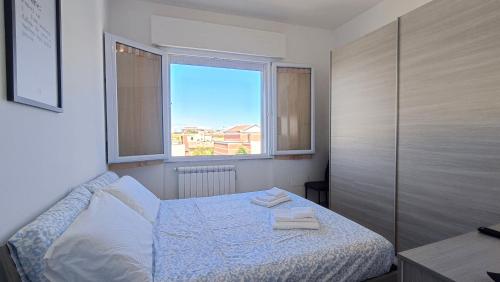 ein Schlafzimmer mit einem Bett mit zwei Handtüchern darauf in der Unterkunft Rossana Apartment in Pescara