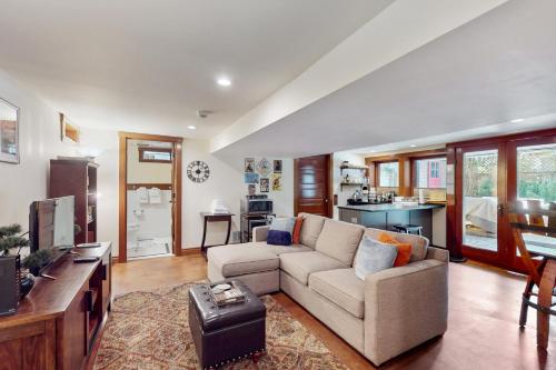 a living room with a couch and a kitchen at Volunteer Park Vacation in Seattle