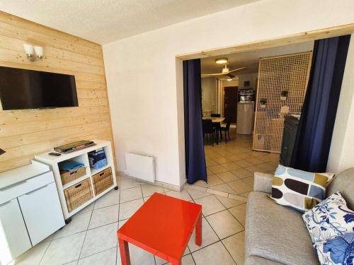 un salon avec un canapé et une télévision à écran plat dans l'établissement Charmant studio, 3 couchages, lumineux, 500 m de la plage et des commerces..., à Saint-Mandrier-sur-Mer