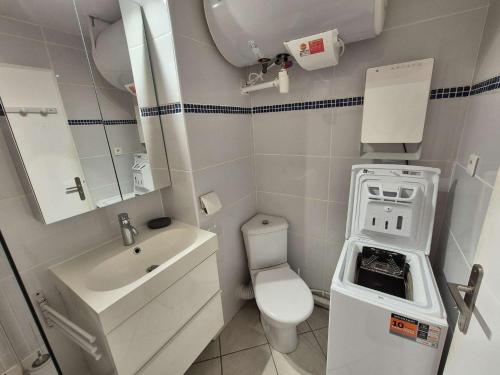 une petite salle de bain avec toilettes et lavabo dans l'établissement Charmant studio, 3 couchages, lumineux, 500 m de la plage et des commerces..., à Saint-Mandrier-sur-Mer